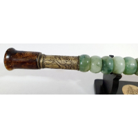 Chinese opiumpijp met nefriet (jade) en koper, op standaard 